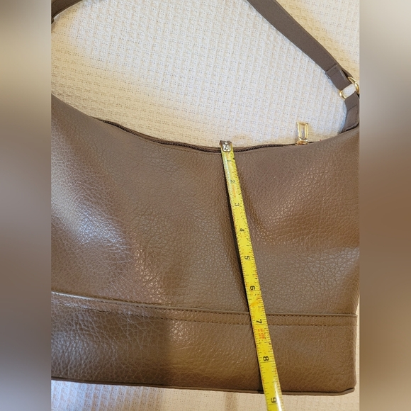 Isaac Mizrahi Brown Leather Shoulder Bag - Picture 9 of 11